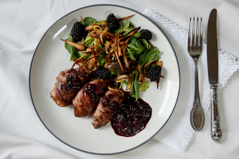 Pan-fried grouse breast with blackberry sauce